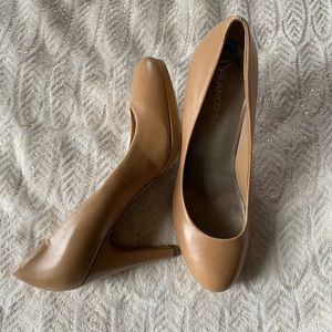 Nude pumps